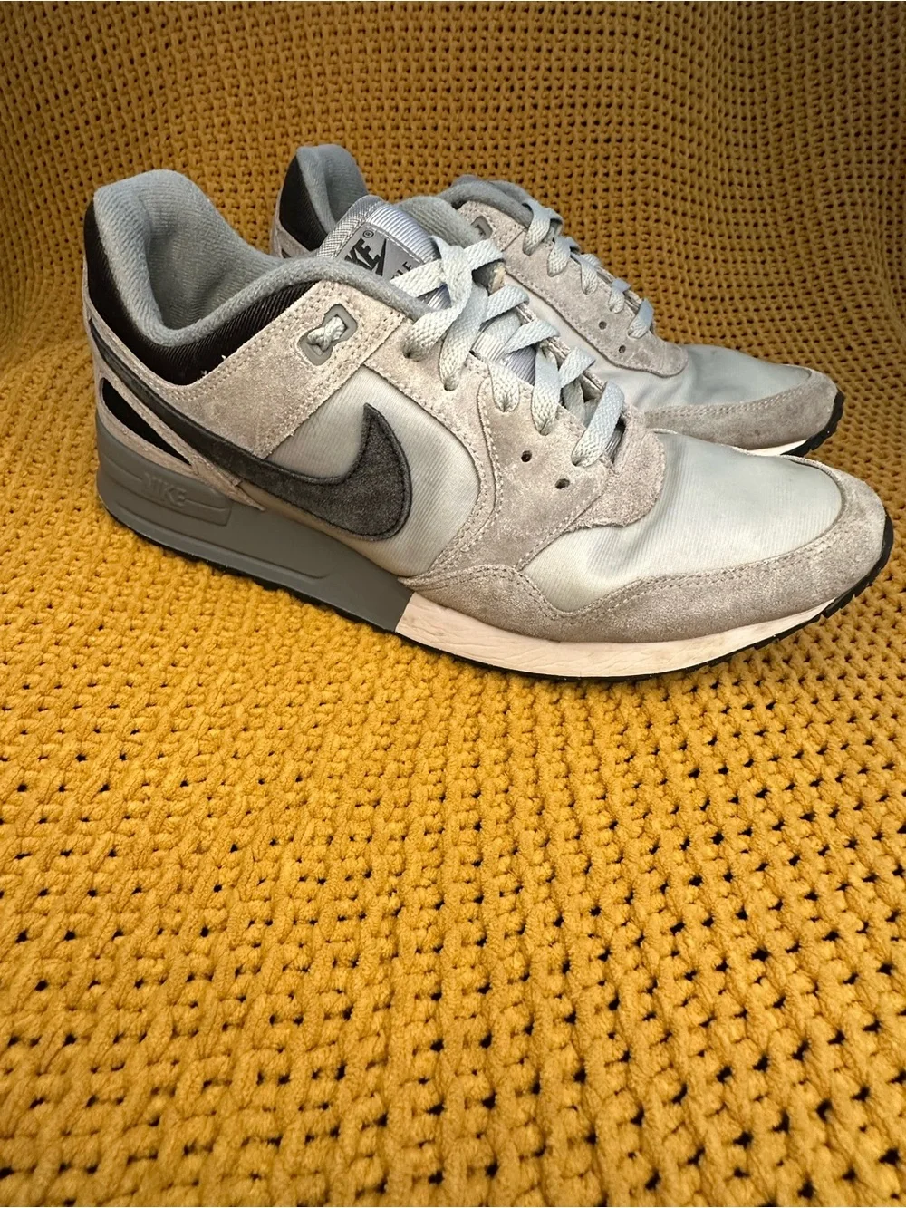 Nike Men’s (GOLF AIR PEGASUS 89) Light Gray and Black Suede-Accent Sneakers
